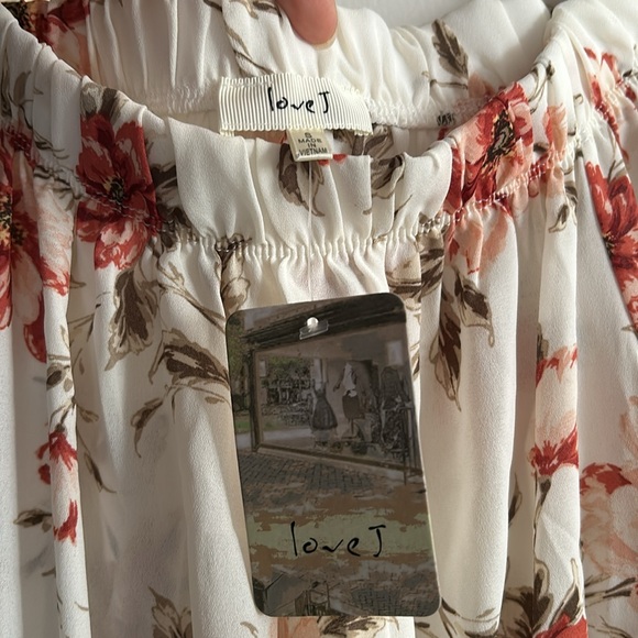 Off the shoulder floral dress 🌷 - Picture 3 of 4